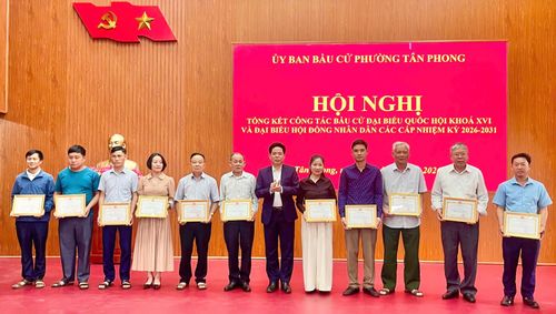 Đồng chí Nguyễn Văn Nghiệp – Chủ tịch UBND, Phó Trưởng ban Thương trực Ban Chỉ đạo, Chủ tịch Ủy ban Bầu cử phường Tân Phong trao Giấy khen cho các tập thể. 