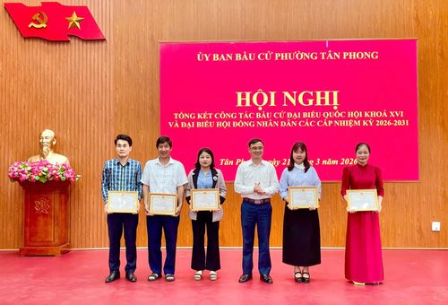 Đồng chí Đặng Quang Chung – Phó Bí thư Thường trực Đảng ủy, Phó Trưởng Ban Chỉ đạo bầu cử phường Tân Phong tặng Giấy khen cho các cá nhân.