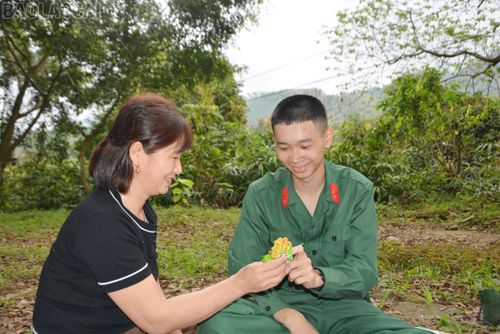 Các chiến sĩ mới nhập ngũ và người thân vui mừng trong ngày gặp lại.