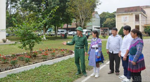 Chiến sĩ mới nhập ngũ giới thiệu với người thân về đơn vị.
