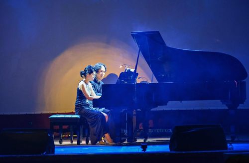 Nghệ sĩ piano Nguyễn Đức Anh cùng nghệ sĩ Ju Sun Young biểu diễn