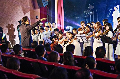Dàn hợp xướng với sự tham gia của các em nhỏ tại Đà Lạt, các nghệ sĩ từ Hàn Quốc và Nhạc viện TP. Hồ Chí Minh
