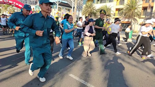 Chạy 2 km trong lễ phát động “Ngày chạy Olympic vì sức khỏe toàn dân - Vì an ninh Tổ quốc” năm 2026 tại phường Tiến Thành