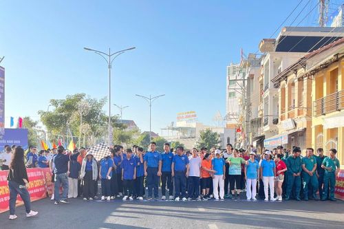Đông đảo các lực lượng, người dân tham gia chạy hưởng ứng