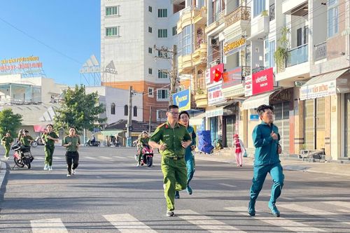 Lực lượng vũ trang phường Phan Thiết tham gia chạy hưởng ứng
