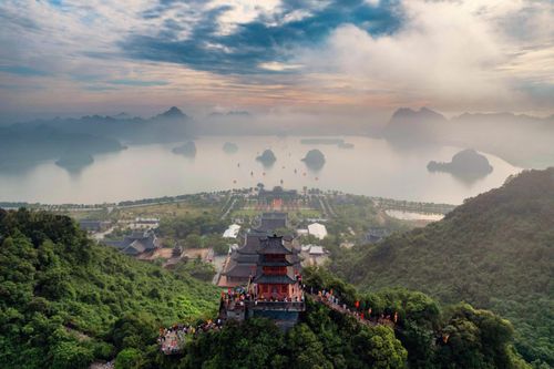 Chùa Tam Chúc được bao bọc bởi những dãy núi đá vôi hùng vĩ và mặt hồ bao la.