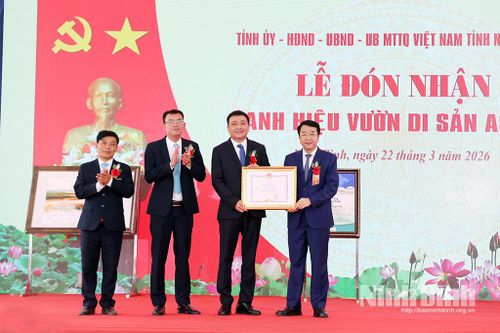 Đồng chí Nguyễn Thanh Bình, Phó Bí thư Tỉnh ủy, Chủ tịch UBND tỉnh tặng Bằng khen của Chủ tịch UBND tỉnh cho tập thể Ban Quản lý Vườn Quốc gia Xuân Thủy.