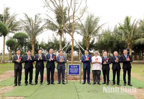 Các đồng chí lãnh đạo trồng cây lưu niệm tại khuôn viên trụ sở Vườn Quốc gia Xuân Thủy.