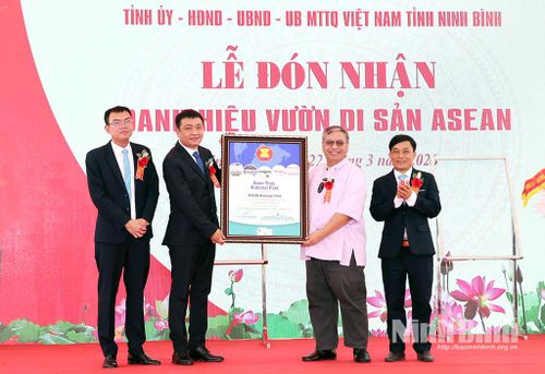 Ông Jerome Montemayor, Giám đốc Trung tâm Đa dạng sinh học ASEAN trao chứng nhận Vườn Di sản ASEAN cho Vườn Quốc gia Xuân Thủy.