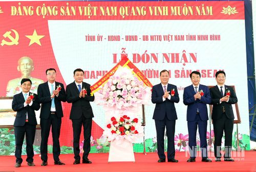 Các đồng chí: Lê Quốc Chỉnh, Phó Bí thư Tỉnh ủy, Chủ tịch HĐND tỉnh; Nguyễn Thanh Bình, Phó Bí thư Tỉnh ủy, Chủ tịch UBND tỉnh; Trần Anh Dũng, Ủy viên Ban Thường vụ Tỉnh ủy, Phó Chủ tịch UBND tỉnh tặng hoa chúc mừng Vườn Quốc gia Xuân Thủy.