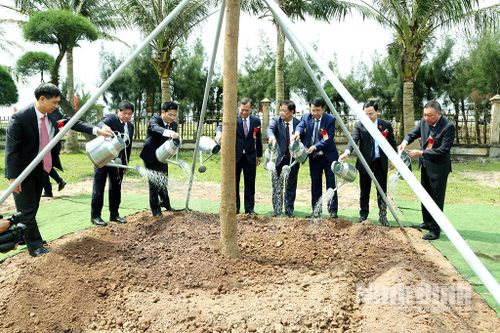 Các đồng chí lãnh đạo tham gia trồng cây lưu niệm tại khuôn viên trụ sở Vườn Quốc gia Xuân Thủy.