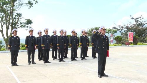 Cán bộ, chiến sĩ Trạm Ra đa 535 thực hiện nghi thức chào cờ hằng tuần - Ảnh: T.Đ