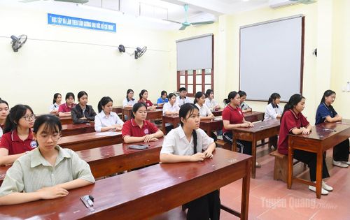 Các thí sinh tham dự kỳ thi tại điểm thi Trường THPT Tân Trào.