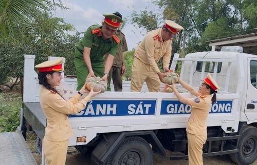 CBCS Phòng CSGT hỗ trợ tiêu thụ trên 1,7 tấn nông sản cho bà con xã Khánh Bình.
