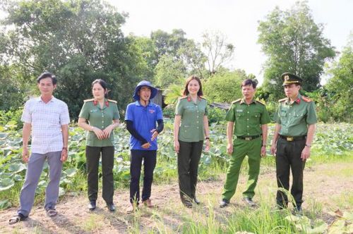 Đại tá Lê Tấn Vinh (thứ nhất từ phải sang), Phó Giám đốc Công an tỉnh Cà Mau trực tiếp đến vườn thăm hỏi, động viên các hộ dân trồng bí.