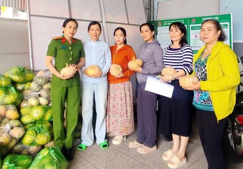 Hội Phụ nữ Công an phường Lý Văn Lâm tích cực vận động, hỗ trợ tiêu thụ nông sản tồn đọng cho người dân xã Khánh Bình.