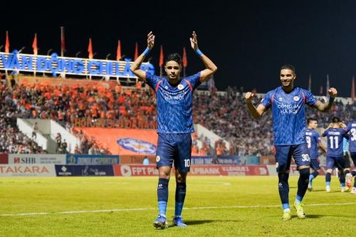Dù áp đảo đội chủ nhà nhưng đại diện Thủ đô phải chờ tới hiệp 2 mới có bàn mở tỷ số của số 10 Leo Artur.