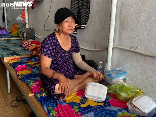 Bữa trưa của bà Tiến là hộp cơm xin ở bếp cơm từ thiện trong xóm trọ.