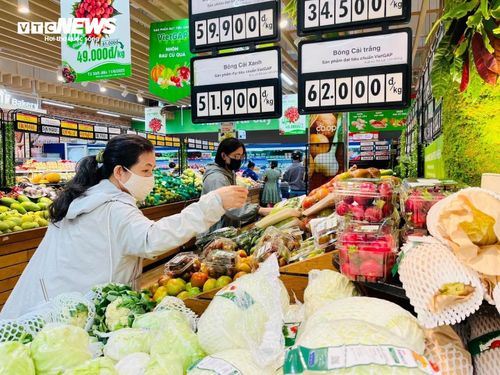 Nhiều doanh nghiệp lớn đã chung tay vào việc bình ổn thị trường, kiềm chế giá tiêu dùng tăng cao. (Ảnh: Đại Việt)