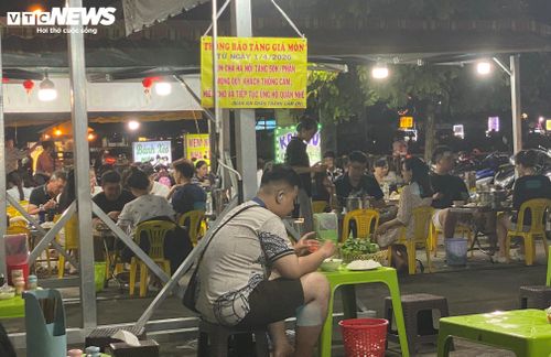 Nhiều hàng quán tại TP.HCM rục rịch tăng giá bán. (Ảnh: Đại Việt)