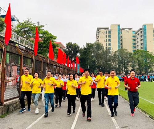 Lãnh đạo Đảng ủy, HĐND, UBND, Ủy ban MTTQ Việt Nam phường Kim Liên tham gia chạy hưởng ứng. Ảnh: PV
