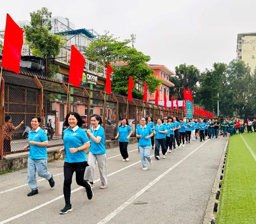 Các lực lượng tham gia chạy hưởng ứng tại “Ngày chạy Olympic vì sức khỏe toàn dân”. Ảnh: PV