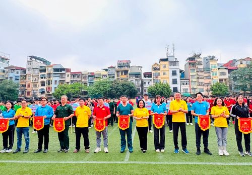 Lãnh đạo phường Kim Liên trao Cờ lưu niệm cho các lực lượng tham gia “Ngày chạy Olympic vì sức khỏe toàn dân”. Ảnh: PV