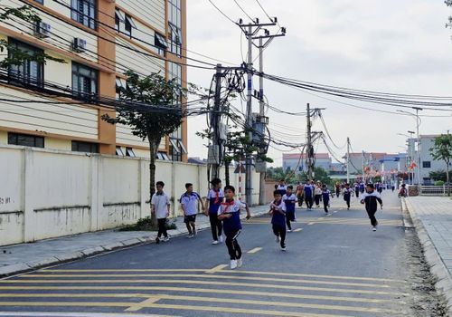 Khối học sinh THCS trên địa bàn xã Ứng Hòa tích cực tham gia chạy hưởng ứng. Ảnh: Hoàng Sơn