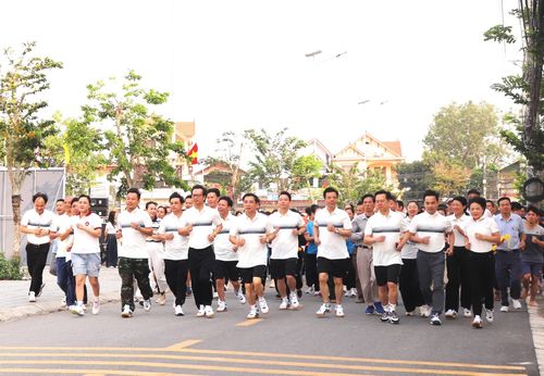 Lãnh đạo xã Ứng Hòa và đông đảo nhân dân tham gia chạy hưởng ứng. Ảnh: Hoàng Sơn
