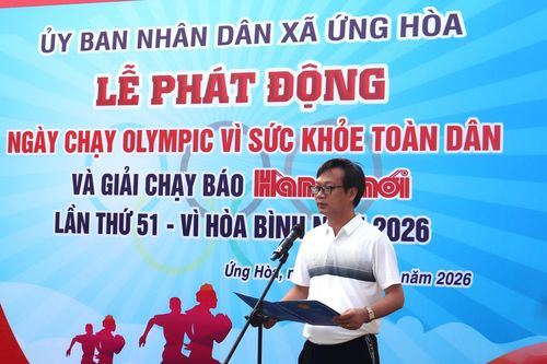 Đồng chí Nguyễn Đức Vượng, Phó Chủ tịch UBND xã Ứng Hòa phát động Ngày chạy Olympic vì sức khỏe toàn dân và hưởng ứng Giải chạy Hà Nội mới - Vì hòa bình năm 2026. Ảnh: Hoàng Sơn