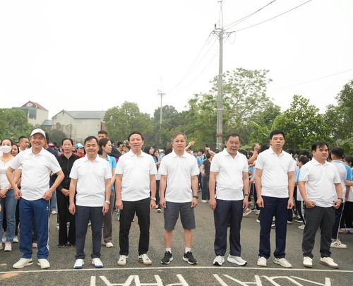 Lãnh đạo xã Hưng Đạo và đông đảo nhân dân tham dự Lễ phát động Ngày chạy Olympic vì sức khỏe toàn dân năm 2026. Ảnh: PV