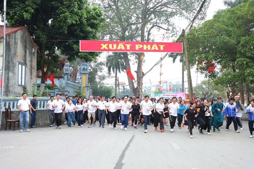 Sau Lễ phát động, lãnh đạo xã Phú Nghĩa và các vận động viên chạy hưởng ứng. Ảnh: Khắc Kiên