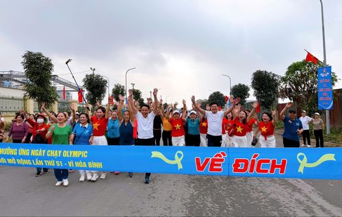 Các lực lượng cùng người dân trên địa bàn phường phấn khởi tham gia Ngày chạy Olympic vì sức khỏe toàn dân năm 2026, phát động Giải chạy Hànôịmới Vì hòa bình. Ảnh: Đào Tuyết.