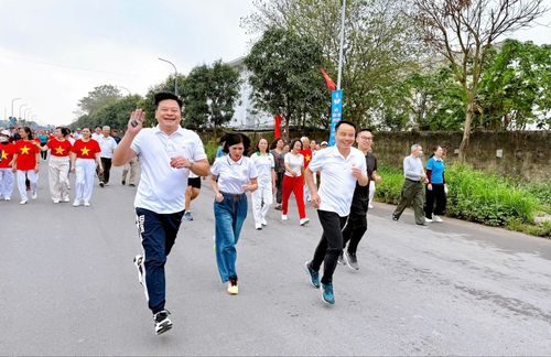 Các lãnh đạo phường Thanh Liệt tham gia Ngày chạy Olympic vì sức khỏe toàn dân năm 2026, phát động Giải chạy Hànôịmới - Vì hòa bình năm 2026. Ảnh: Đào Tuyết