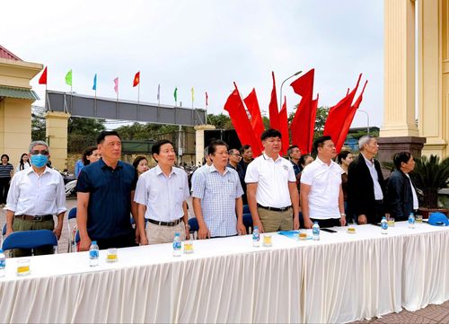Các đại biểu tham dự làm lễ chào cờ tại buổi lễ. Ảnh: Đào Tuyết