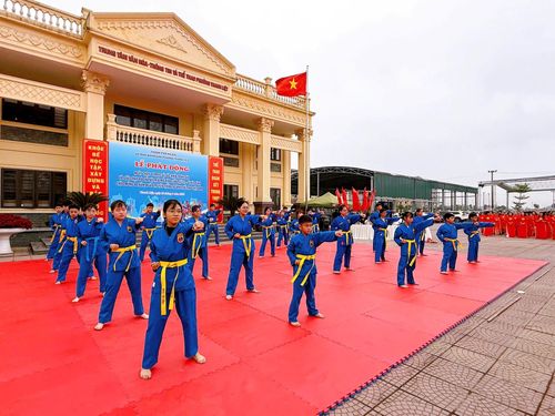 Một số tiết mục chào mừng buổi lễ phát động của phường Thanh Liệt. Ảnh: Đào Tuyết