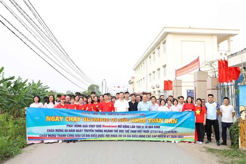 Học sinh, đoàn viên thanh niên và người dân xếp đội hình tham gia chương trình, lan tỏa tinh thần rèn luyện sức khỏe trong cộng đồng. Ảnh: PV
