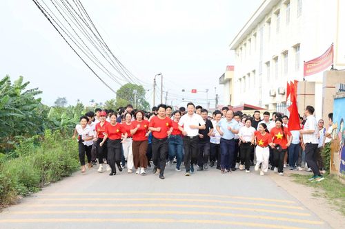 Các lực lượng tại xã Chương Dương đồng loạt xuất phát sau hiệu lệnh, tạo khí thế sôi nổi cho Ngày chạy Olympic năm 2026. Ảnh: PV