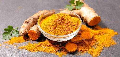Bột nghệ giúp làm sạch và giảm vi khuẩn hỗ trợ vệ sinh răng miệng.