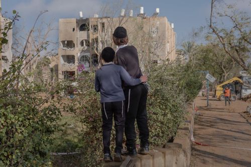  Người dân tại vùng Arad, Israel, tại hiện trường vụ tấn công của Iran. Ảnh: NYT