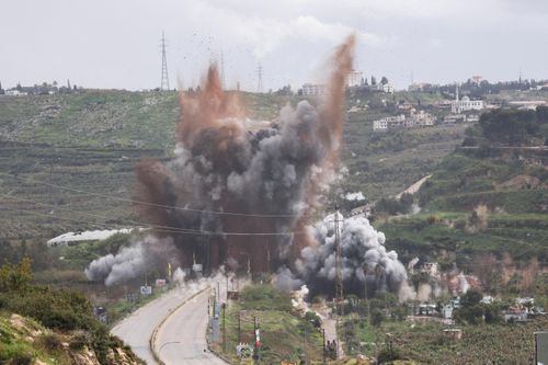  Khói bốc lên sau một cuộc tấn công của Israel vào một cây cầu, sau khi căng thẳng leo thang giữa Hezbollah và Israel, trong bối cảnh xung đột Mỹ-Israel với Iran, gần Qasmiyeh (Lebanon) ngày 22/3. Ảnh: Reuters.