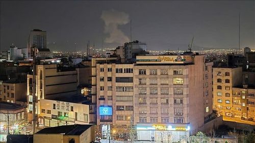  Khói bốc lên sau các vụ nổ khi quân đội Israel tuyên bố một đợt tấn công mới vào Tehran, thủ đô của Iran, vào ngày 22/3. Ảnh: Anadolu.