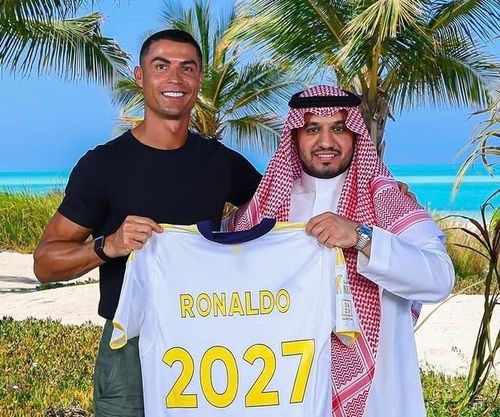 Ronaldo thông báo gia hạn với CLB Al Nassr tới hè 2027.