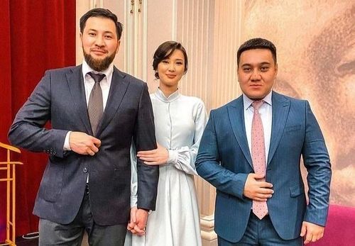  Altynbekova từng thông báo kết hôn với nhà sản xuất kiêm doanh nhân Sayat Tostykbayev vào cuối năm 2020. Thời điểm đó, cô cho biết cả hai có khoảng thời gian yêu chớp nhoáng khi chỉ vừa tìm hiểu một năm đã về chung nhà. Cặp đôi sau đó có con đầu lòng vào năm 2021. Tuy nhiên, đến năm 2025, nữ vận động viên xác nhận hai người đã chính thức ly hôn. Dù không công khai nguyên nhân, cô chia sẻ rằng bản thân muốn lắng nghe cảm xúc của mình và bước tiếp trên con đường riêng. 