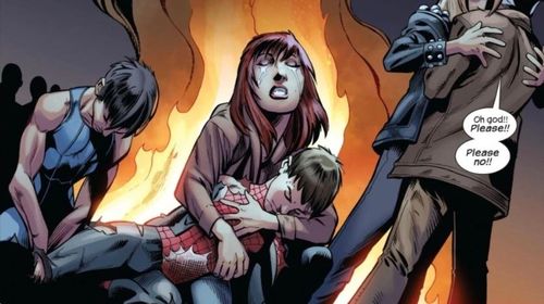  Một trong những điểm thu hút của vũ trụ Ultimate (Ultimate Universe) là việc Marvel Comics có cơ hội để tái định hình lại các nhân vật, từ nguồn gốc, tính cách đến môi trường để dẫn dắt sức mạnh của họ. Và để làm được điều đó, một yếu tố quan trọng là những cái chết phải thực sự có ý nghĩa, ngay cả đối với những siêu anh hùng chủ chốt. Một trong những khoảnh khắc như vậy là “sự ra đi” của Người Nhện. Điều này đã tạo ra một hệ quả lớn theo thời gian, bao gồm cả sự ra mắt của Miles Morales với tư cách là Người Nhện mới trong vũ trụ đó. Chính điều này đã mở đường cho một trong những anh hùng tuổi teen xuất sắc nhất của Marvel hiện nay. 