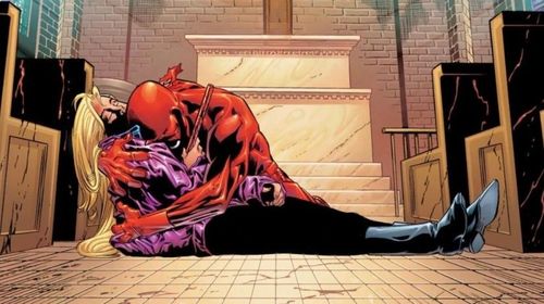  Một trong những cốt truyện hay nhất lịch sử về Daredevil là loạt truyện Born Again, nơi Wilson Fisk tìm cách phá hủy mọi thứ trong cuộc đời của Matt Murdock và đẩy anh ấy xuống tận cùng của nỗi đau. Khi ấy, Matt mất tất cả, từ sự nghiệp và tiền bạc đến bạn bè và chính cả lòng tự trọng của mình. Tuy nhiên, thời khắc đó vẫn chưa phải “đáy vực”. Karen Page - người yêu cũ của anh - đã rơi vào vòng xoáy ma túy chết người. Cô bị nghiện rất nặng và đang cố gắng kháng cự lại cám dỗ. Đúng vào lúc ánh sáng le lói được thắp lên, Karen lại bị Bullseye giết chết. Khi cô trút hơi thở cuối cùng cũng là lúc Matt rơi xuống vực sâu tăm tối nhất. 