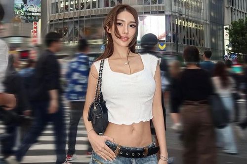 Phong cách biểu diễn của Rasif chủ yếu theo dạng "open-format" - kết hợp nhiều thể loại như EDM, hip-hop, house và các bản hit pop đương đại. Nhờ khả năng đọc không khí sàn nhạc tốt, các set nhạc của cô thường được đánh giá sôi động và dễ thu hút khán giả.