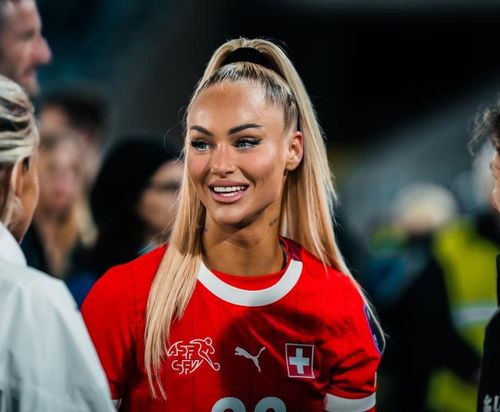 Alisha Lehmann từng xin bỏ bóng đá vì bị hiểu lầm.