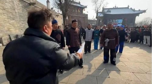Người dân làng Nguyên Kiều tham gia đóng phim