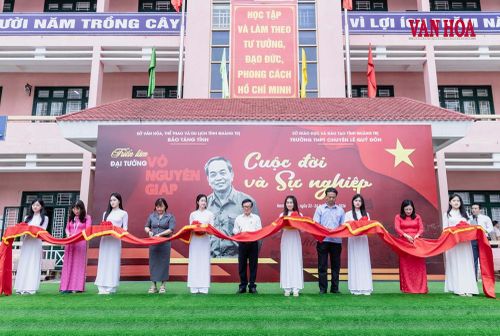 Cắt băng khai mạc triển lãm